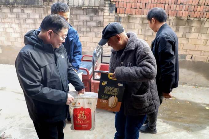 安彩高科到“第一书记”驻村点开展重阳节慰问活动