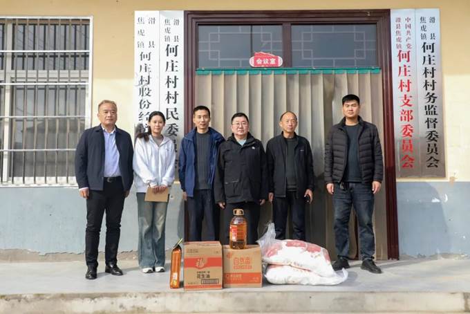 安彩高科到“第一书记”驻村点开展重阳节慰问活动