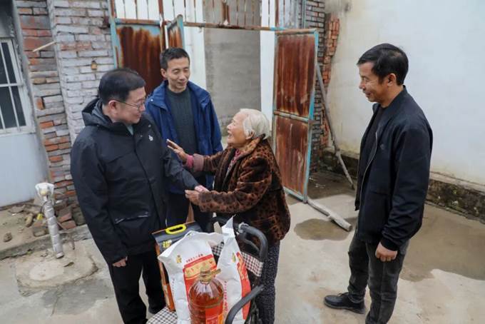 安彩高科到“第一书记”驻村点开展重阳节慰问活动